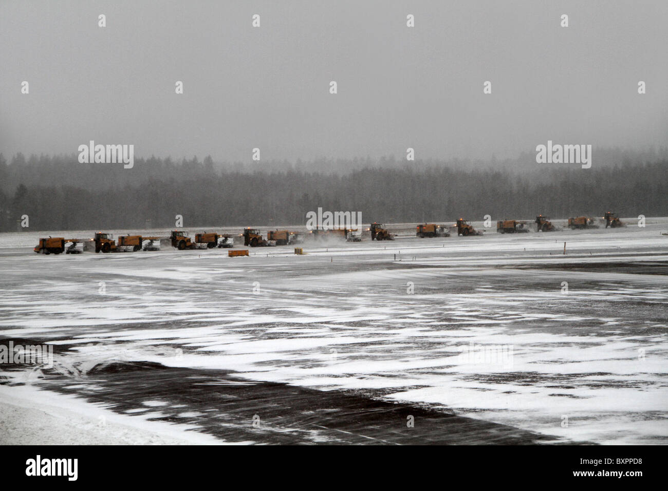 Schneepflüge auf dem Rollfeld am Flughafen Arlanda, Stockholm, Schweden. Stockfoto
