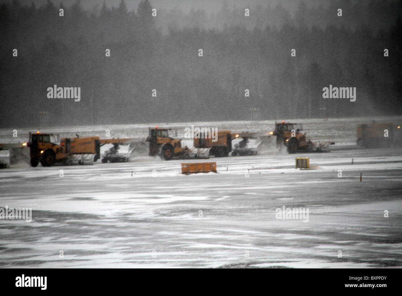Schneepflüge auf dem Rollfeld am Flughafen Arlanda, Stockholm, Schweden. Stockfoto