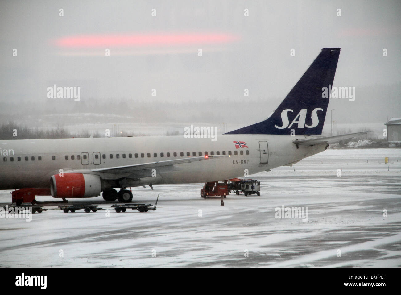 Flughafen Arlanda, Stockholm, Schweden. SAS-Flugzeugen auf dem Rollfeld in einem Schnee gebunden und nebligen Tag am Flughafen Arlanda. Stockfoto