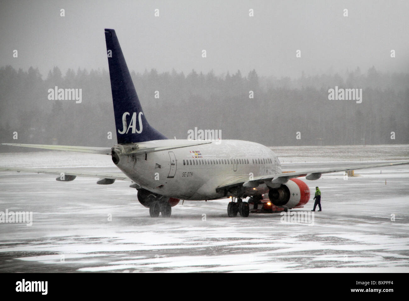 Flughafen Arlanda, Stockholm, Schweden. SAS-Flugzeugen auf dem Rollfeld in einem Schnee gebunden und nebligen Tag am Flughafen Arlanda. Stockfoto