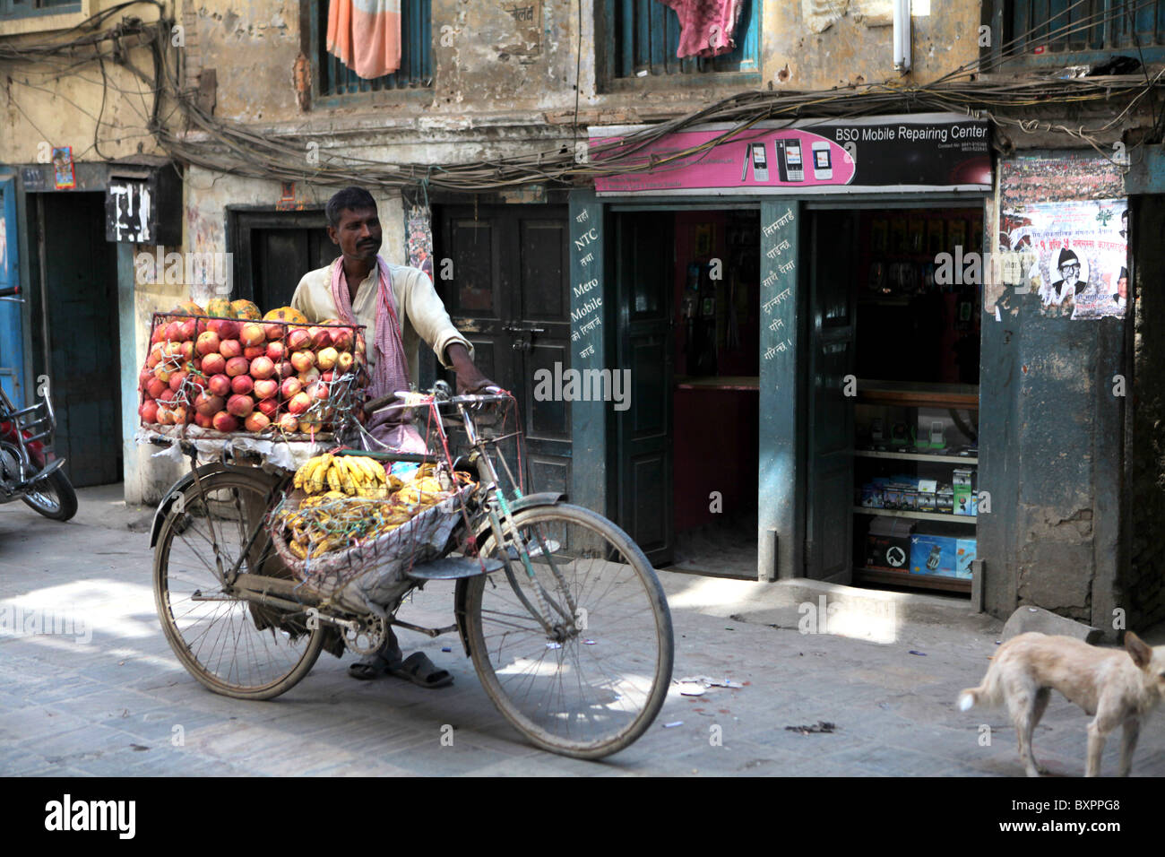 Ein Obst-Verkäufer in den Straßen von Kathmandu, Nepal in Asien Stockfoto