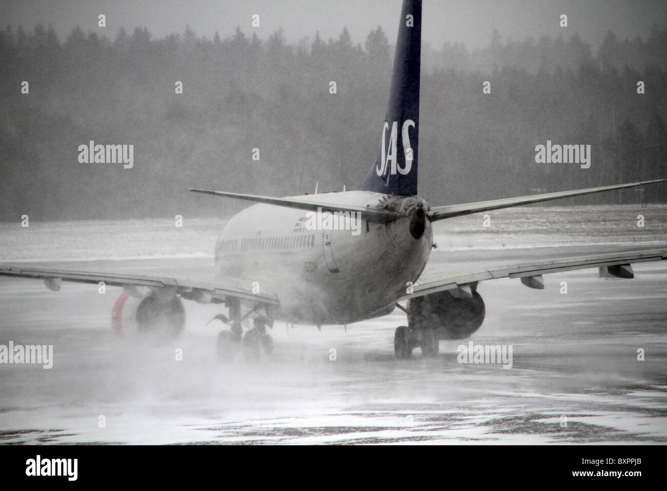 Flughafen Arlanda, Stockholm, Schweden. SAS-Flugzeugen auf dem Rollfeld in einem Schnee gebunden und nebligen Tag am Flughafen Arlanda. Stockfoto