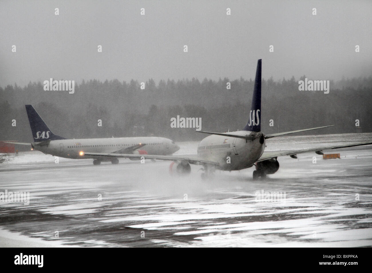 Flughafen Arlanda, Stockholm, Schweden. SAS-Flugzeugen auf dem Rollfeld in einem Schnee gebunden und nebligen Tag am Flughafen Arlanda. Stockfoto