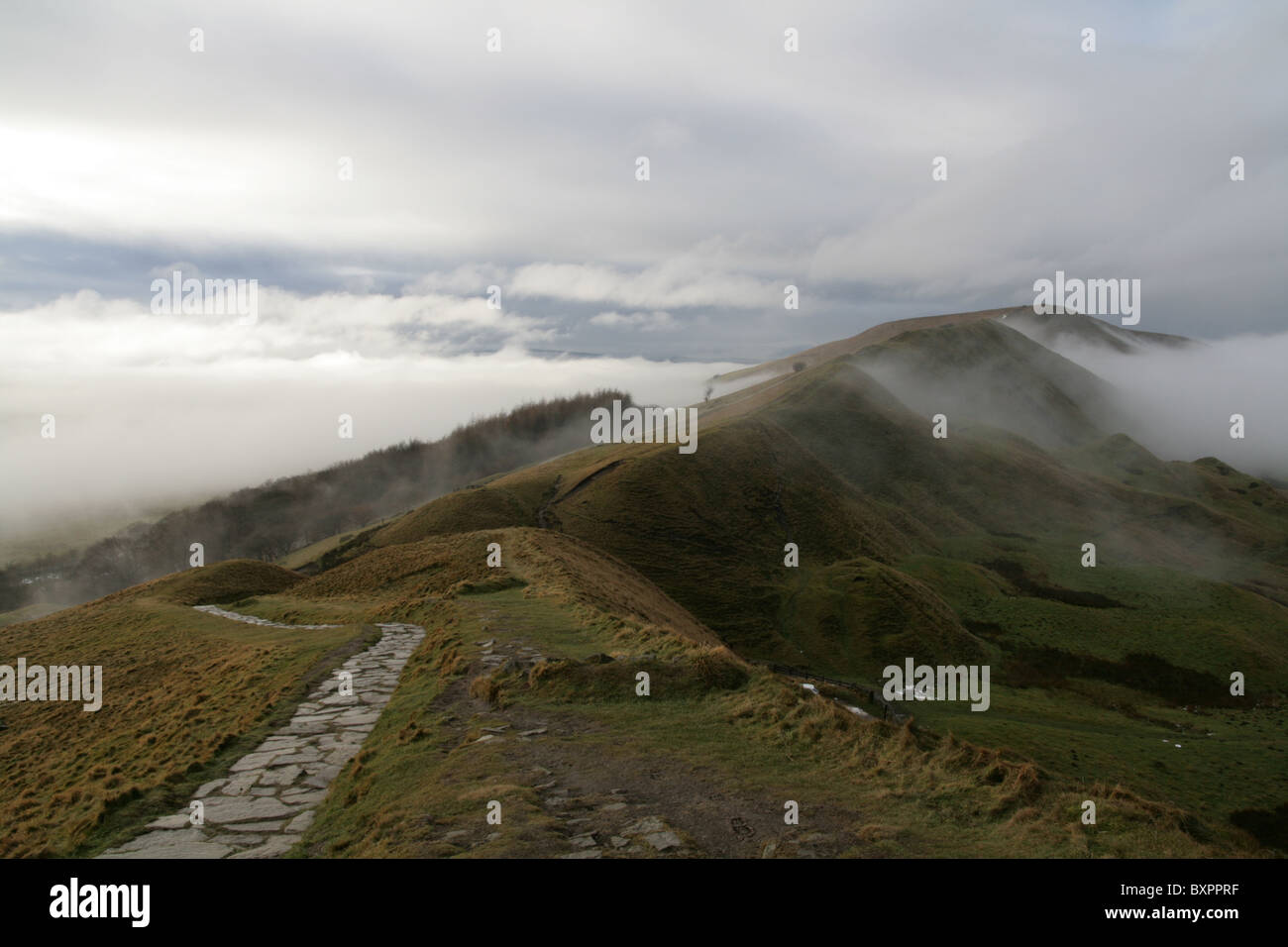 Rushup Kante, Mam Tor mit Wanderweg führt vom Vordergrund in Ferne mit Nebel und niedrige Wolken Stockfoto