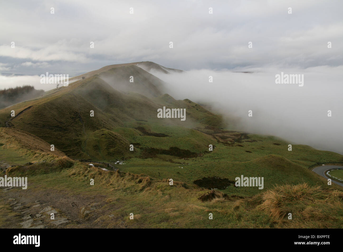 Rushup Rand, in der Nähe von Mam Tor im Nebel mit grauen Himmel. Stockfoto