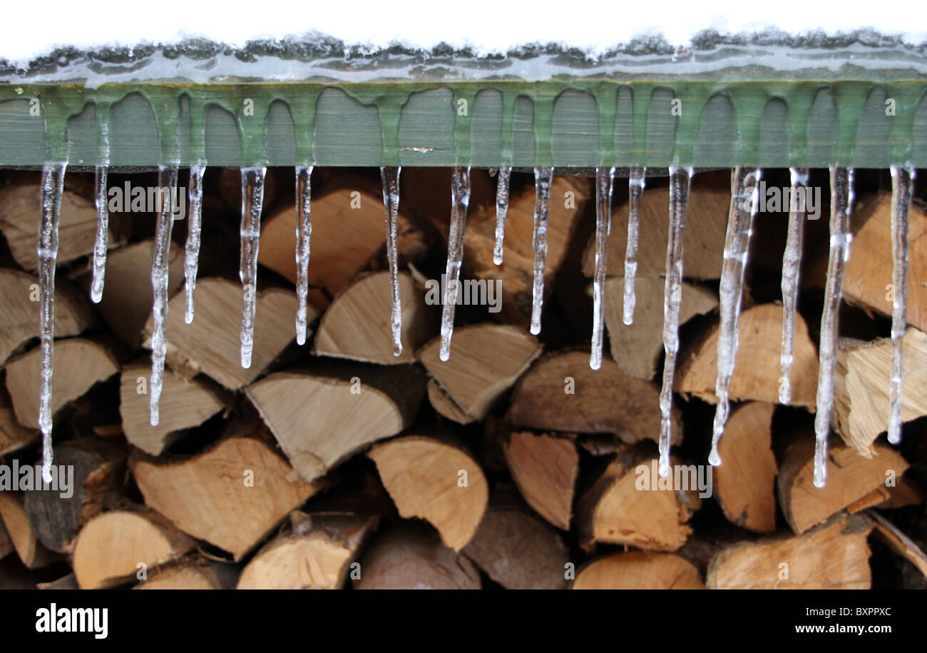 Stalaktiten auf Log-Speicher Stockfoto