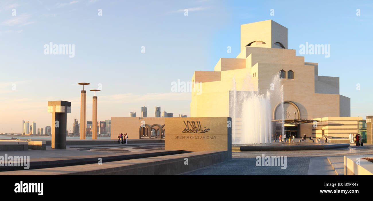 Eine Ansicht des Museums für islamische Kunst in Doha, Katar, mit einem Teil des High-Rise Geschäftsviertels im Hintergrund sichtbar. Stockfoto