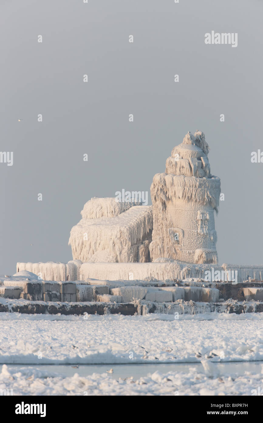 Das Cleveland Hafen West Pierhead Licht von gefrorenen Eisschichten bedeckt Stockfoto