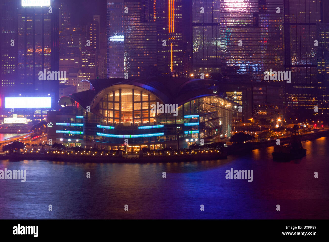 Die erstaunliche Hong Kong Skyline wie gesehen von Kowloon. Die imposante Strukturen umfassen das Messegelände Stockfoto