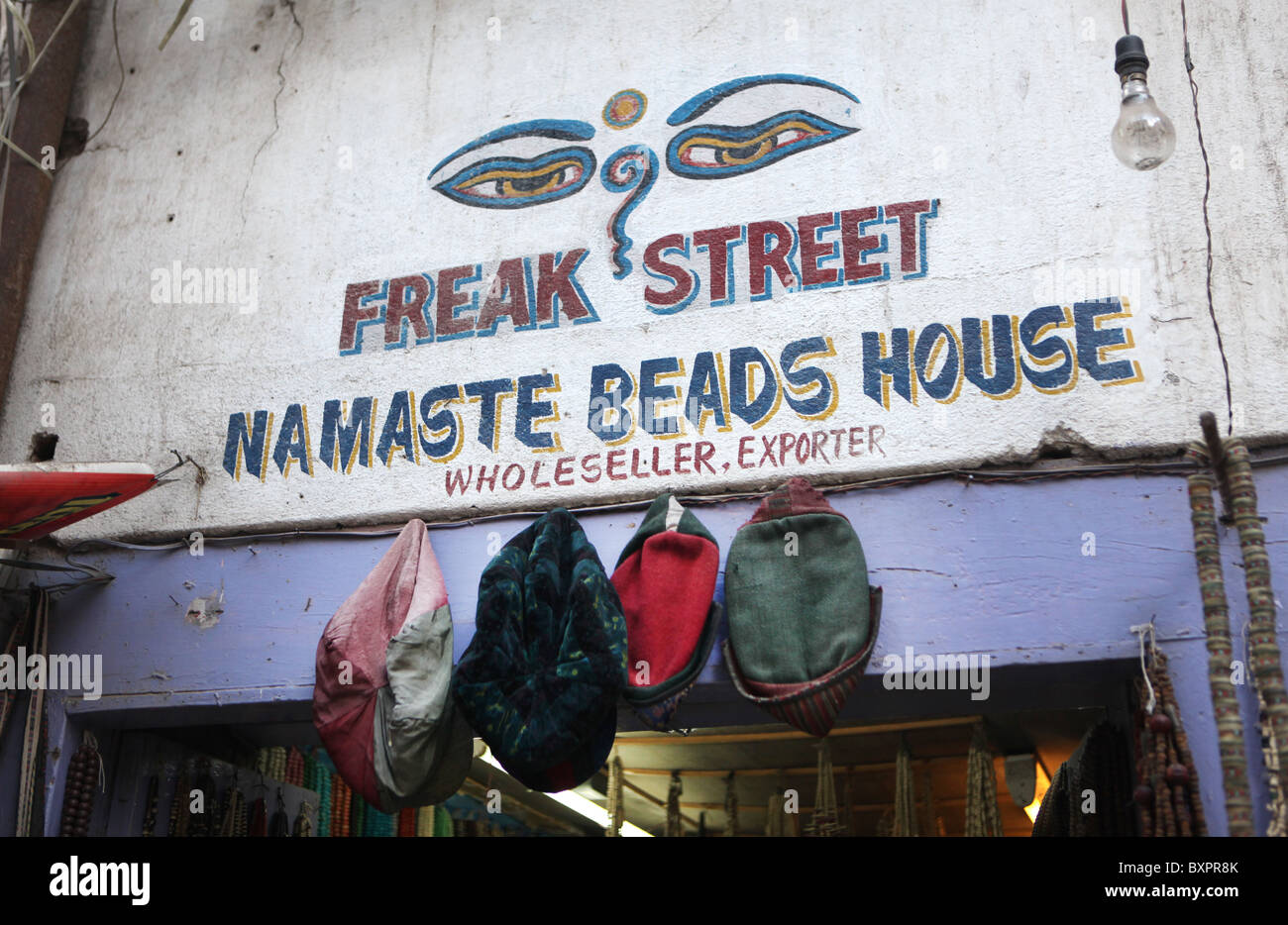 Ein Kleidungsgeschäft auf Freak Street oder Jochhen Tol, in der Nähe von Dubar-Platz in Kathmandu, Nepal. Stockfoto