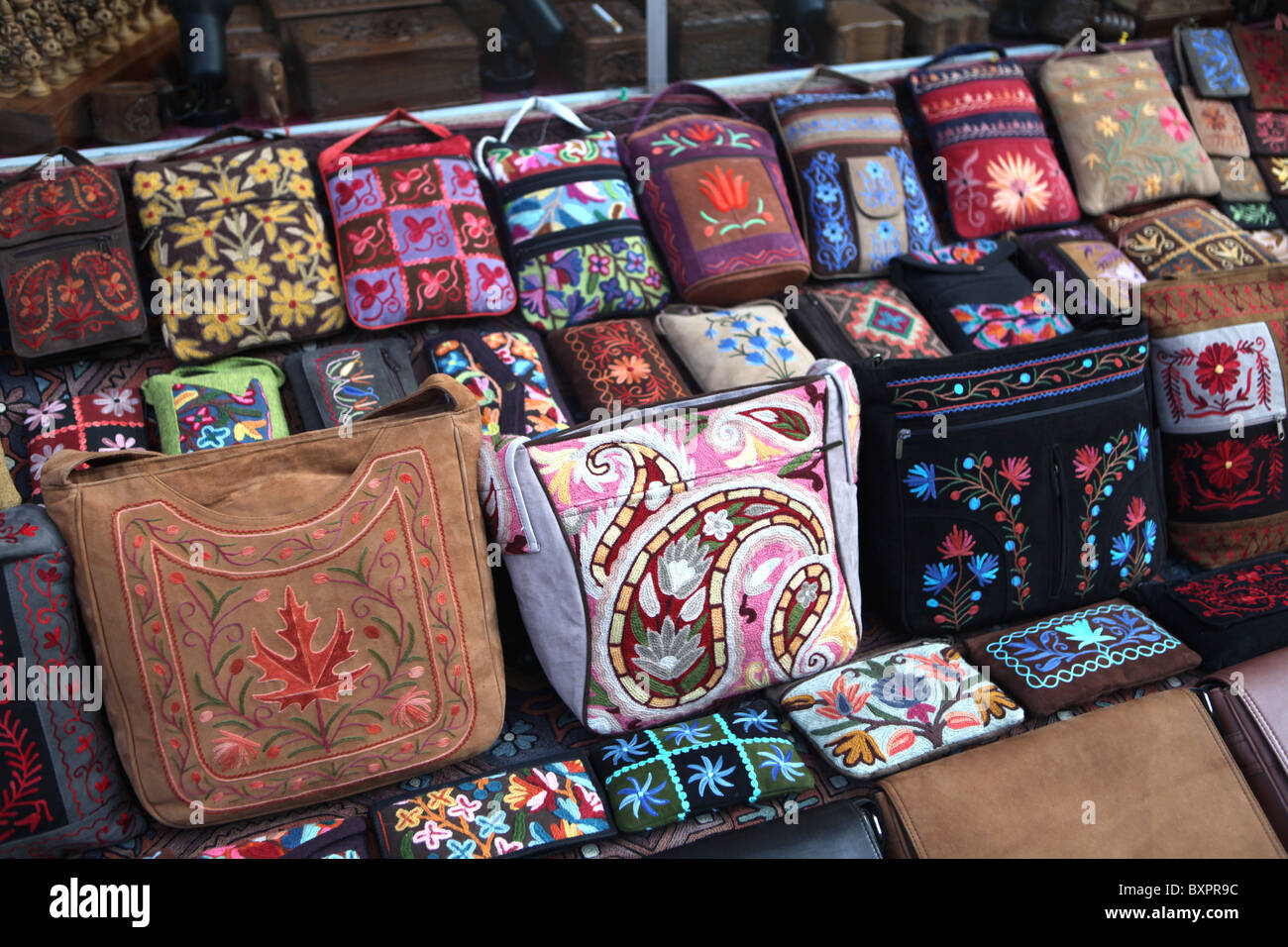 Bestickte Taschen auf dem Display in Freak Street oder Jochhen Tol, in der Nähe von Dubar-Platz in Kathmandu, Nepal. Stockfoto