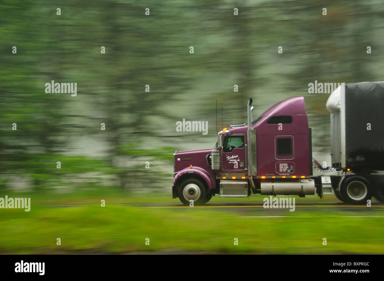 Purple Truck Stockfotos Und Bilder Kaufen Alamy