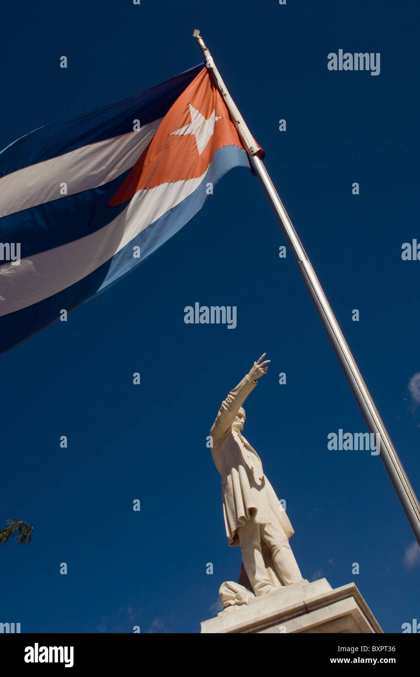 Blick von unterhalb eines Denkmals für Jose Martin In Cienfuegos. Stockfoto