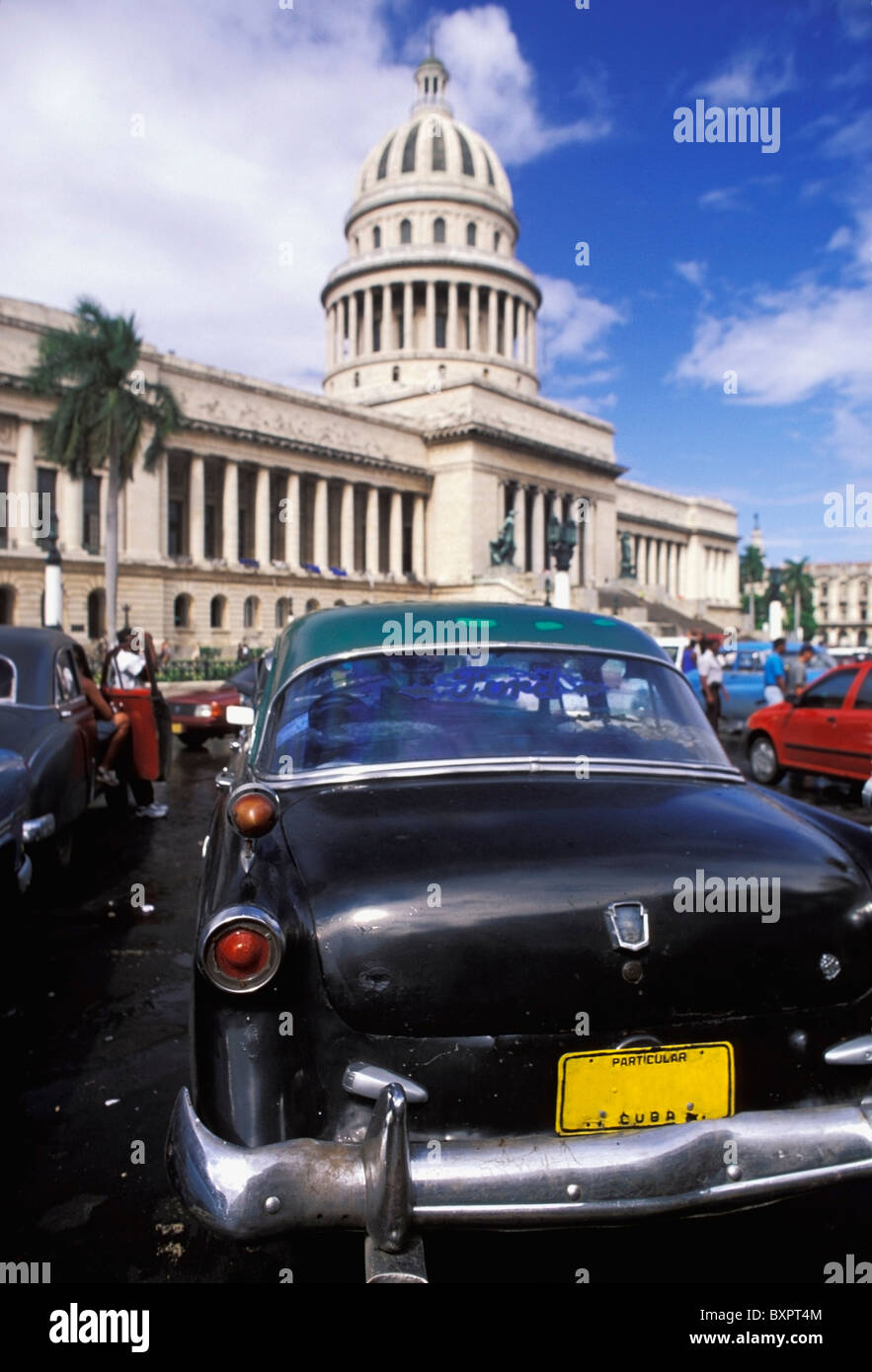 El Capitolio mit alten amerikanischen Autos Stockfoto