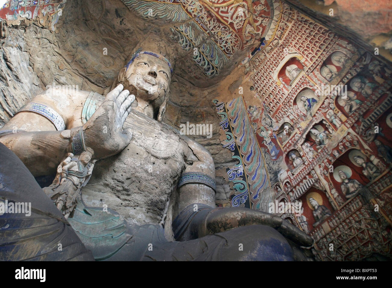Statue und Schnitzereien In alten buddhistischen Tempel Grotte. Stockfoto