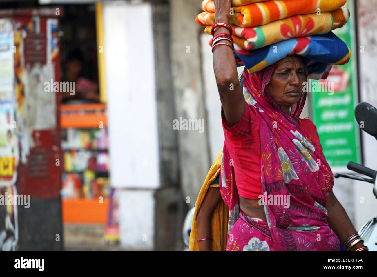 Frau, die Handtücher auf Kopf, Mumbai, Indien Stockfoto