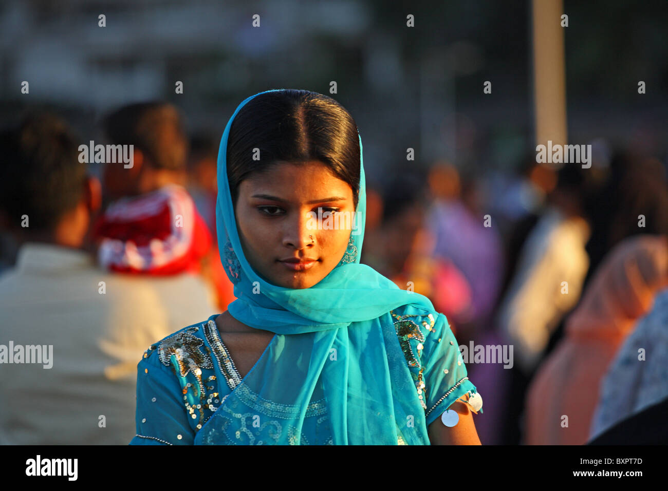 Indische Schönheit bei Sonnenuntergang in der Haji Ali Moschee in Mumbai, Indien Stockfoto