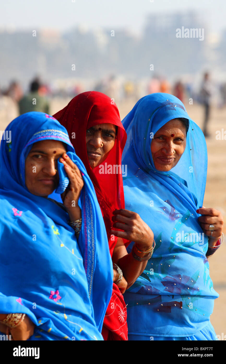 Drei Frauen am Strand von Juhu in Mumbai, Indien Stockfoto