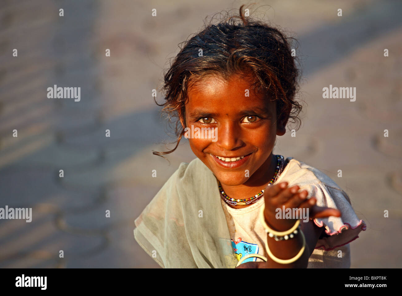 Straßenkind bettelt um Geld in Mumbai, Indien Stockfoto