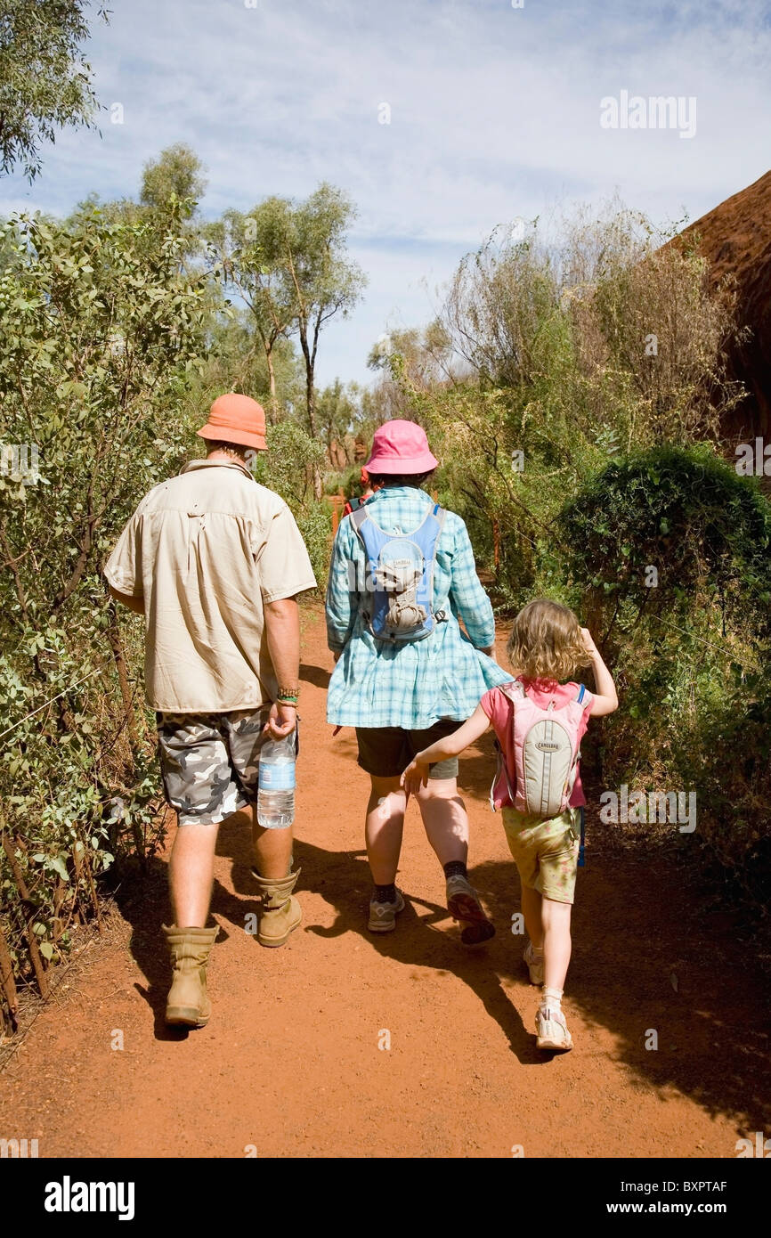 Familie Wandern In Kata Tjuta Park Stockfoto