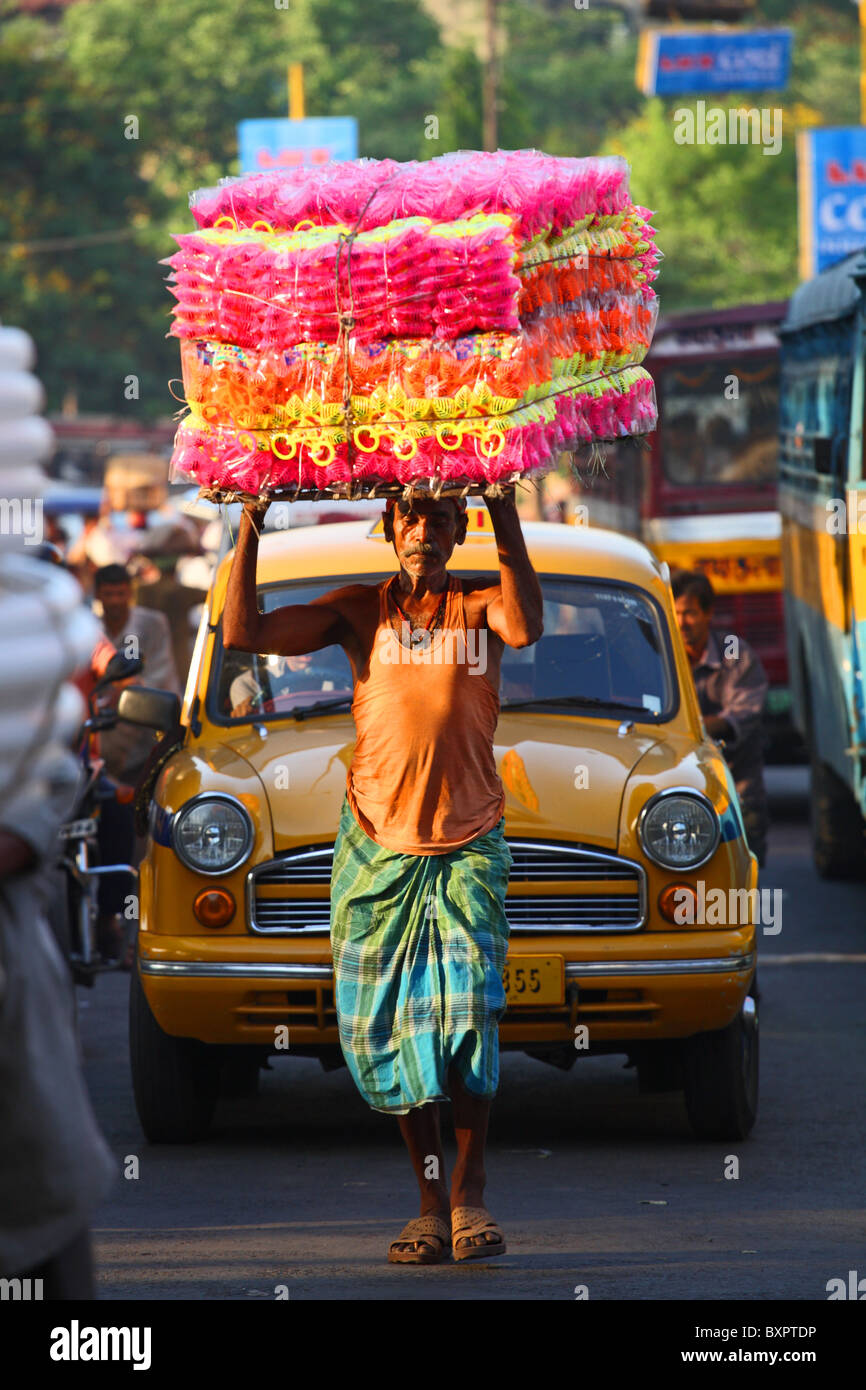 Inder mit schwerer Last auf dem Kopf, Kalkutta, Indien Stockfoto