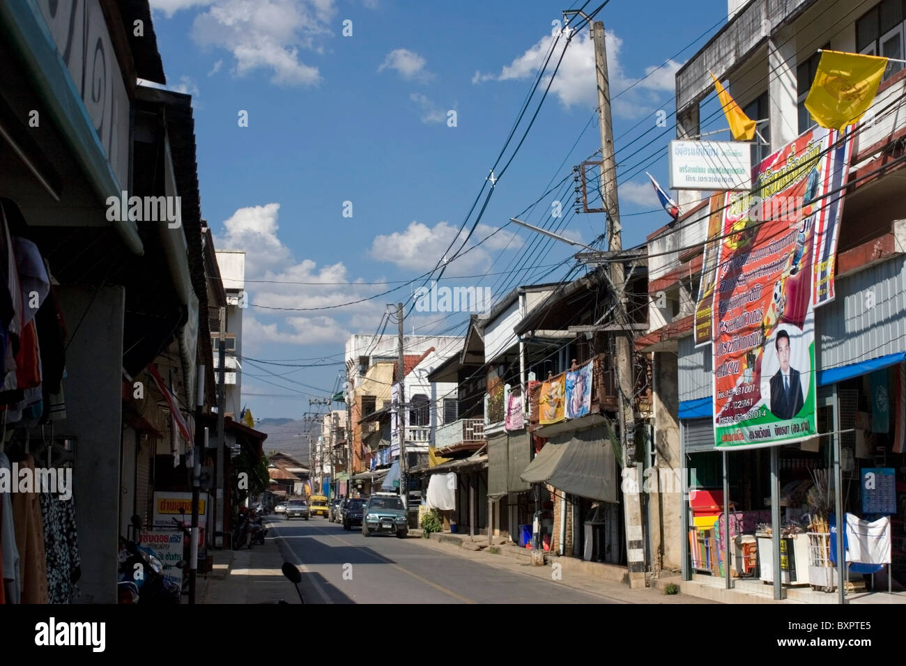 Eine Straße ist am Nachmittag in der verschlafenen Stadt Mae Sariang, Thailand verlassen. Stockfoto