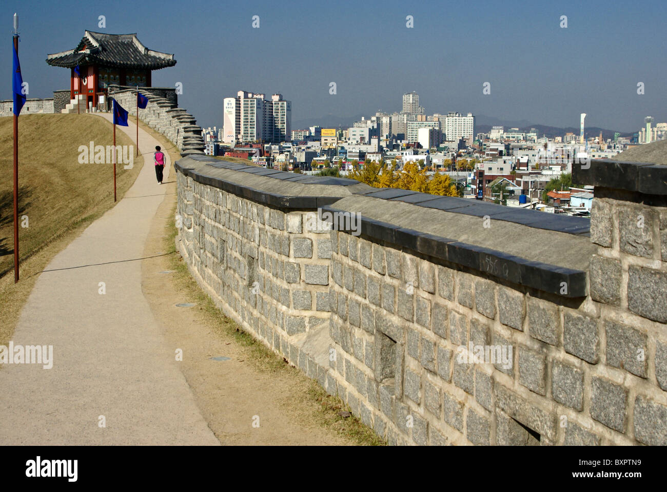 Hwaeseong Festung und Stadt Skyline, Suwon, Südkorea Stockfoto