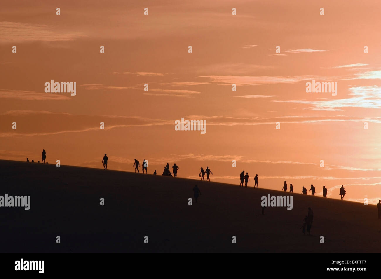 Menschen In der Silhouette, die Dünen Klettern Stockfoto