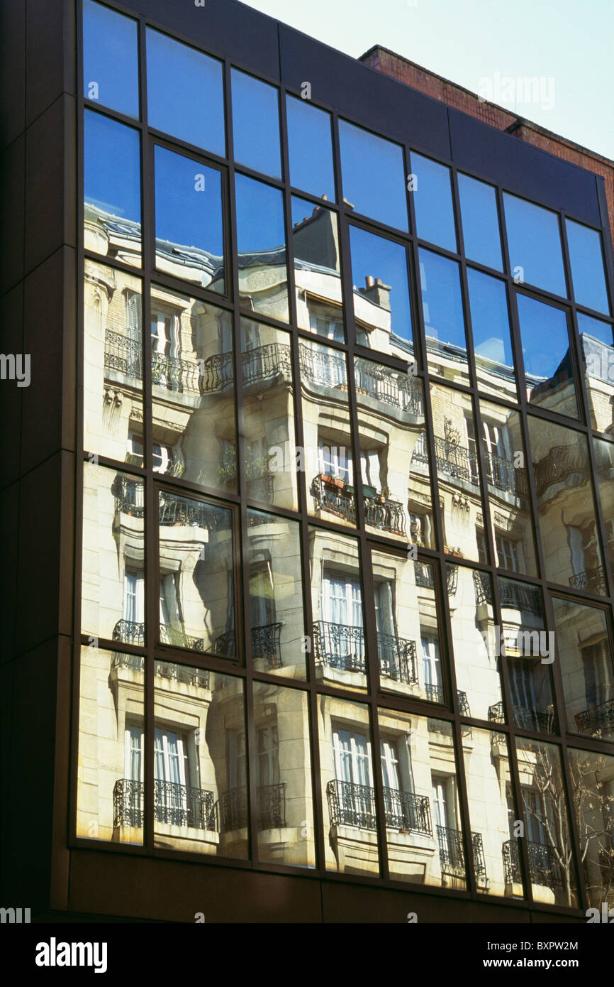Art Nouveau Gebäude spiegelt sich im Glasbau Stockfoto