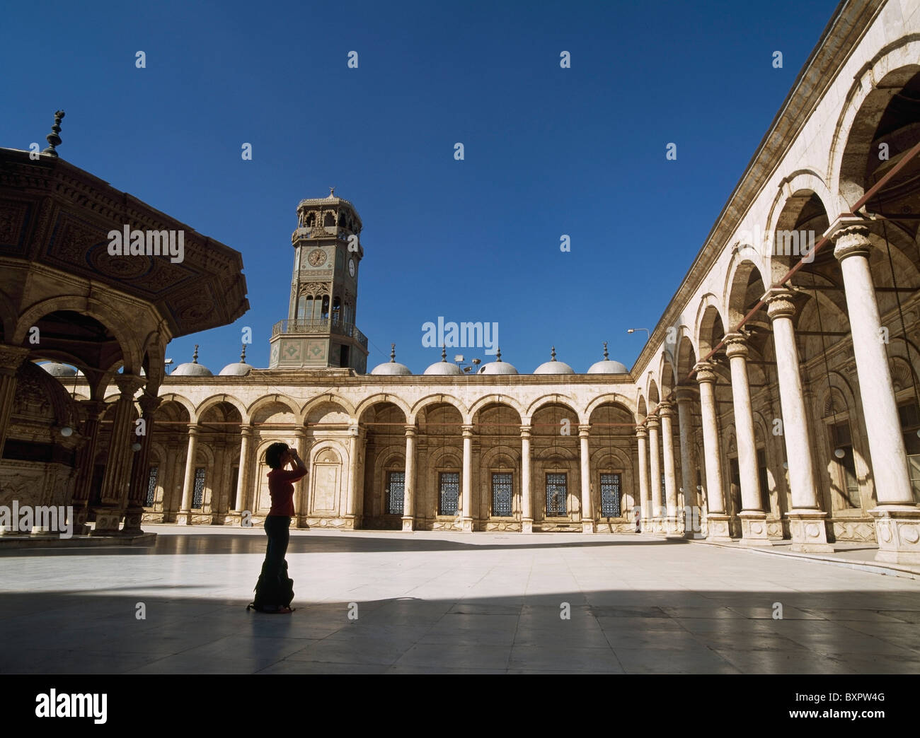 Touristen fotografieren im Hof des Mohammed Ali-Moschee In der Zitadelle von Kairo Stockfoto