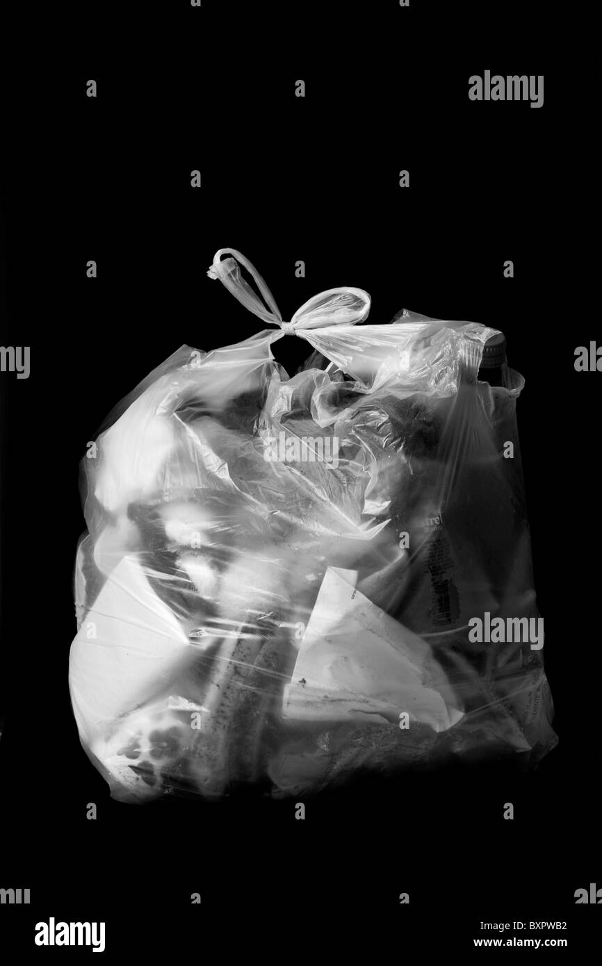 transparente Plastiktüte voller Müll Stockfoto