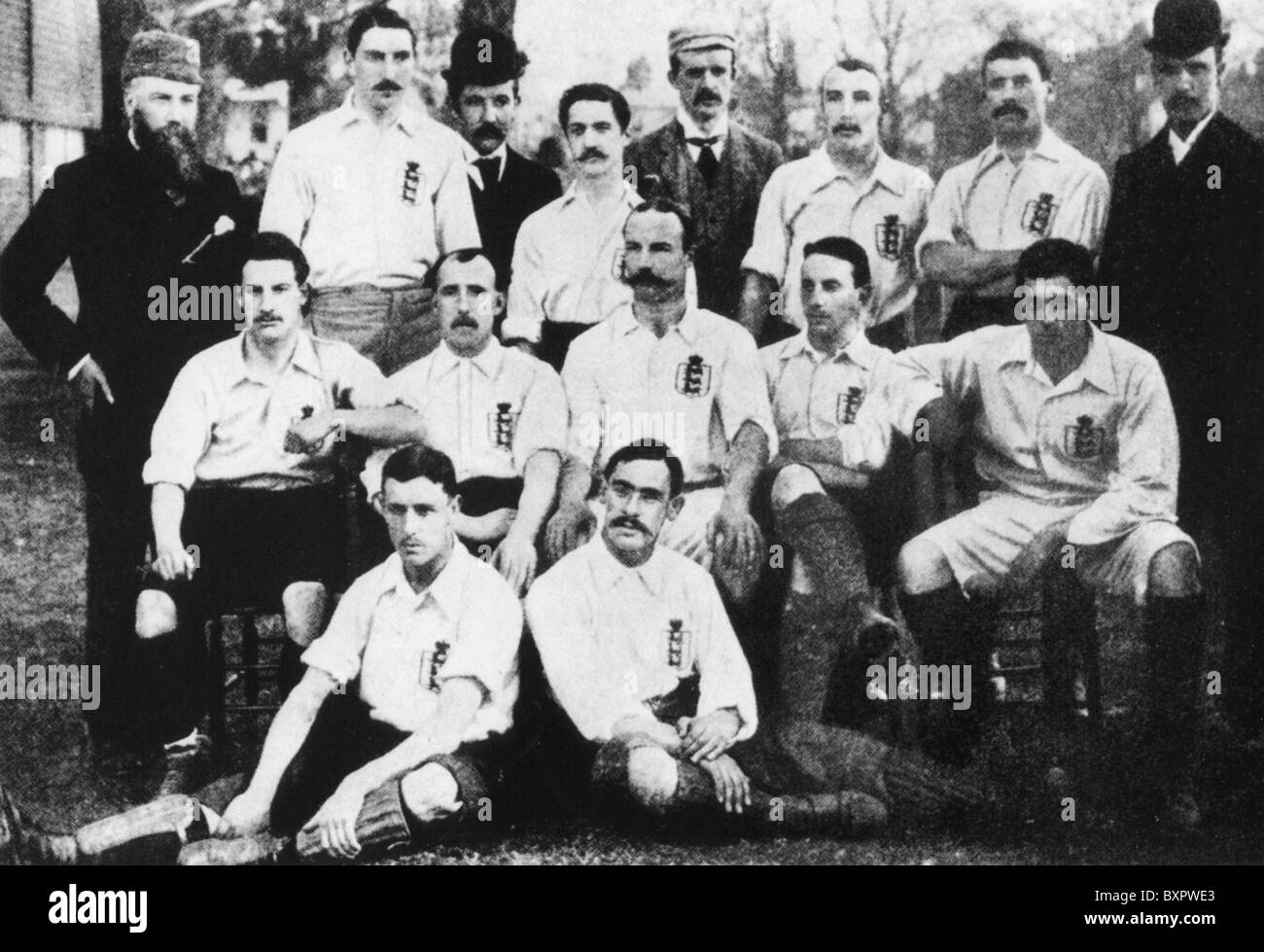 ENGLISCHE Fußball-Nationalmannschaft, die Schottland 5-2 in Richmond Athletic schlagen Boden 1. April 1893. Siehe Beschreibung unten Stockfoto