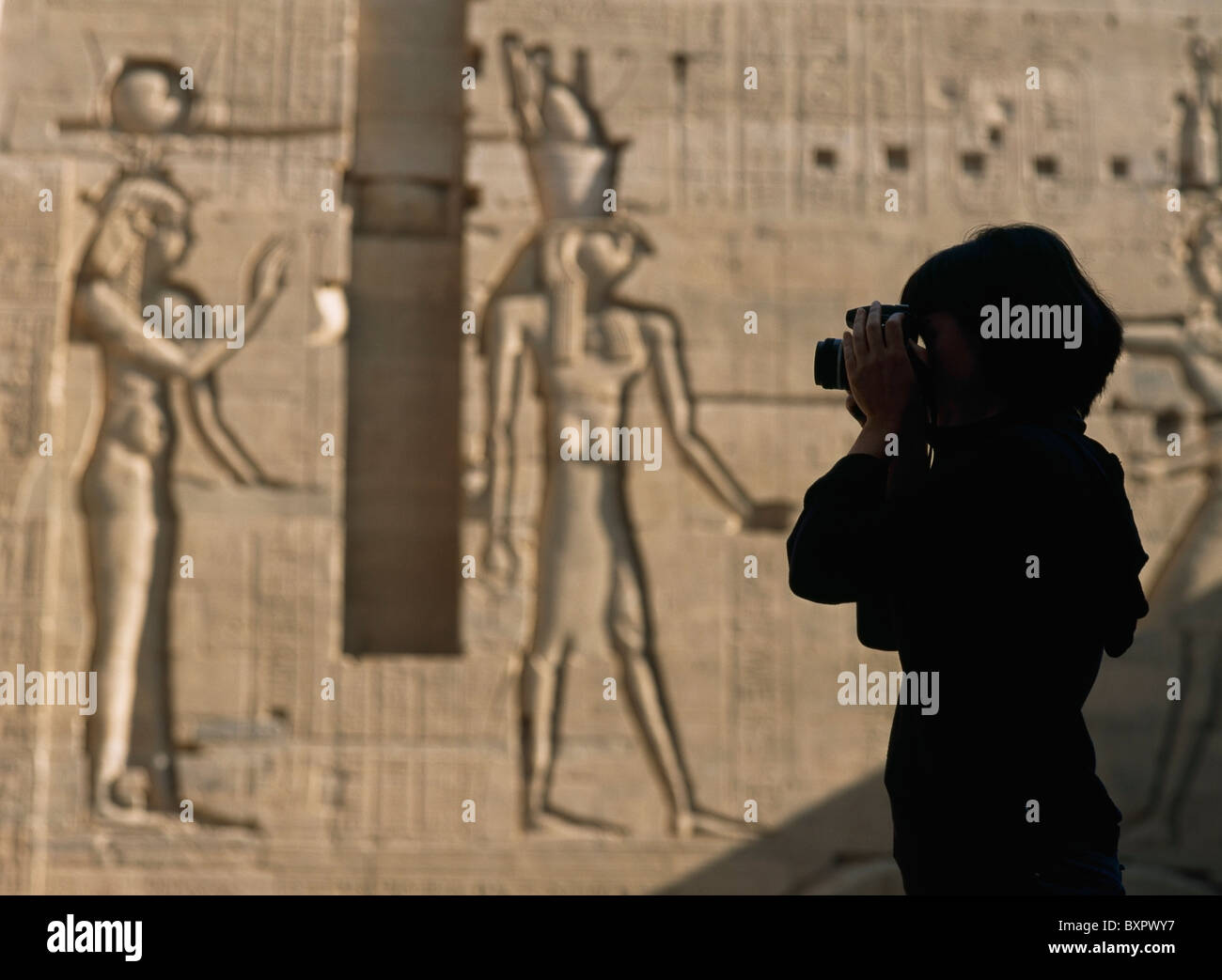 Silhouette der Tourist im Hof vor Reliefs zu fotografieren Stockfoto