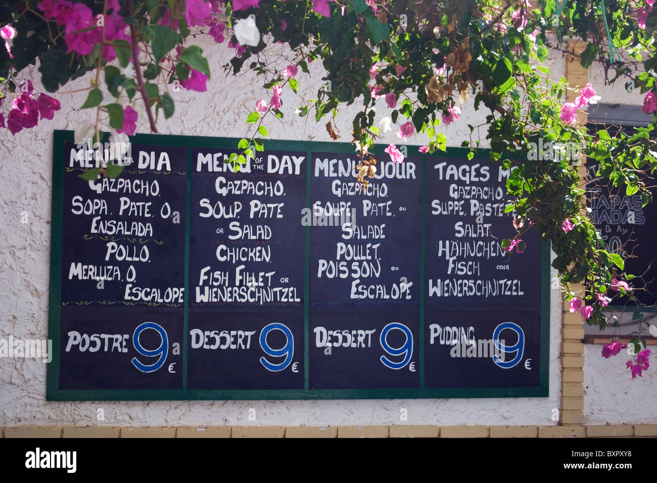 Speisekarte an Bord in vier verschiedenen Sprachen Werbung das Menü des Tages bei neun Euro. Stockfoto