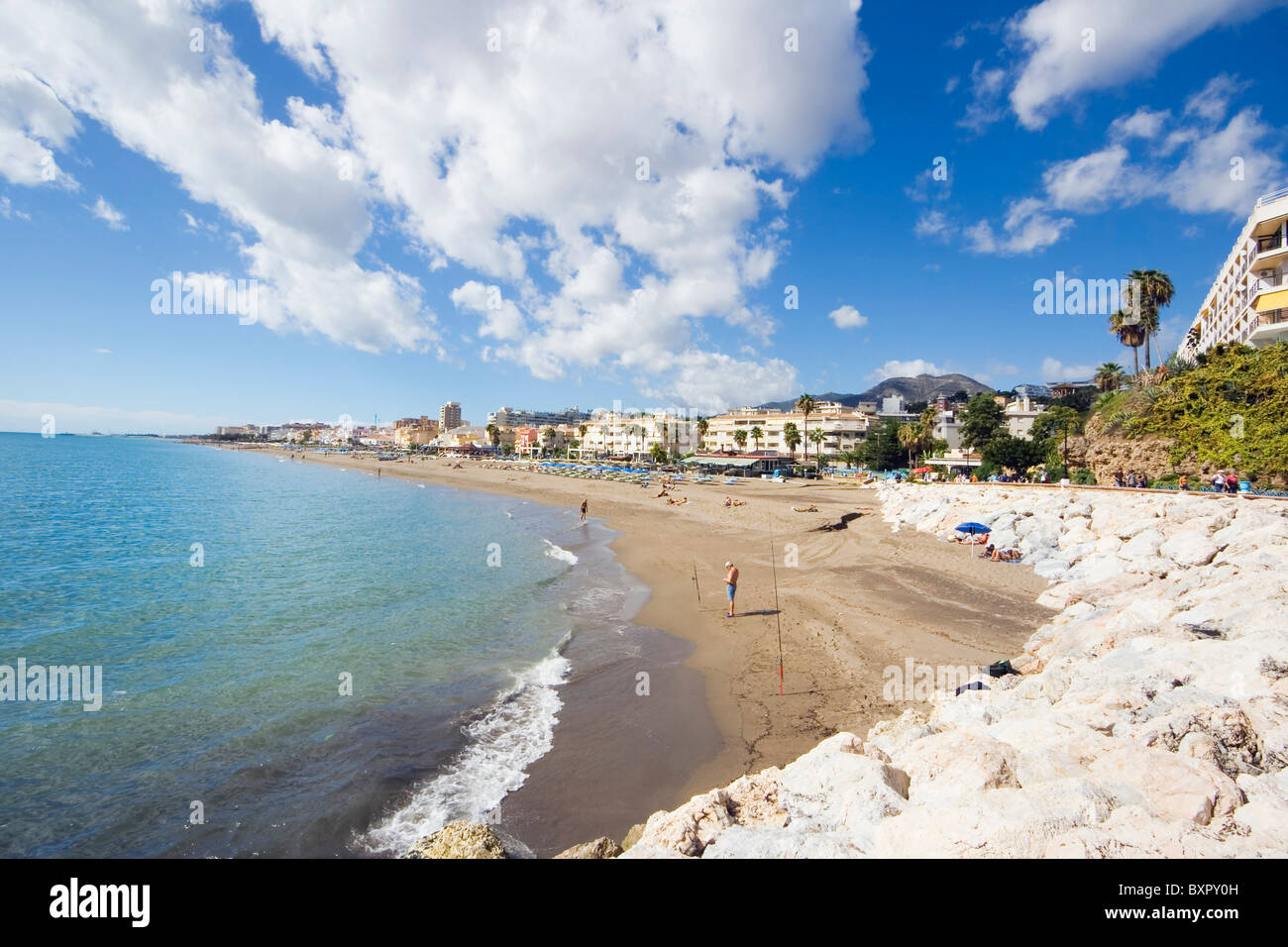 Blick auf La Carihuela Strand und Promenade. Torremolinos, Malaga, Costa Del Sol, Spanien. Stockfoto