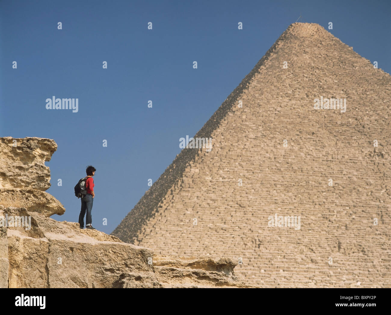 Frau, die große Pyramide von Cheops zu bewundern Stockfoto