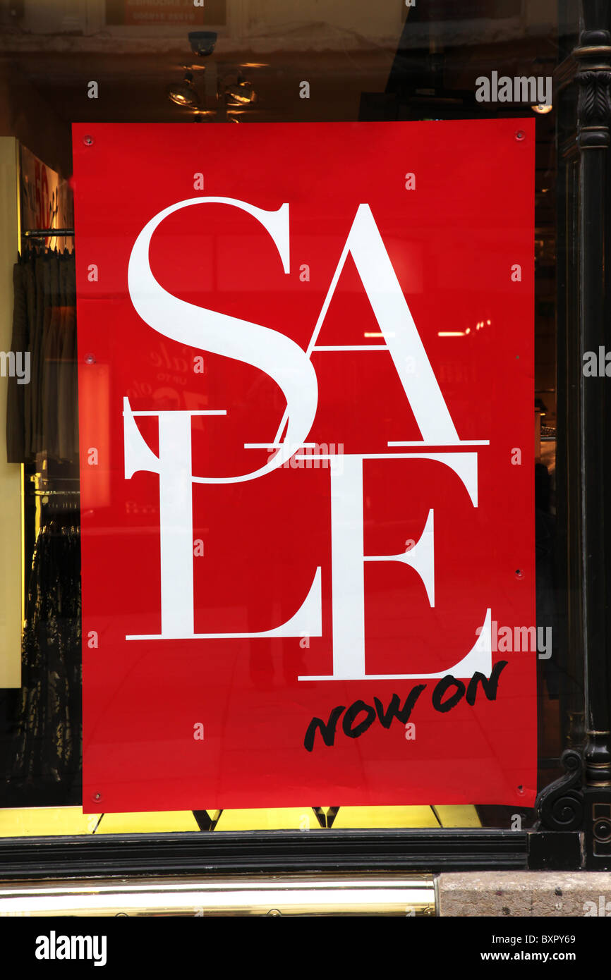 Leuchtend rote Verkauf jetzt onsign in einem Schaufenster nach Weihnachten. Stockfoto
