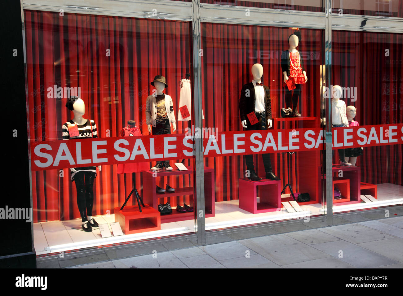 High Street Shop Fenster mit Verkauf im Januar. Stockfoto