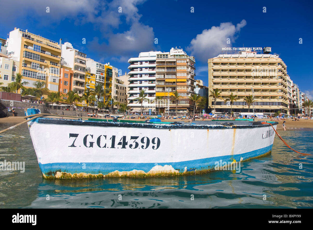 Canteras Strand vom Meer entfernt mit einem traditionellen hölzernen Fischerboot schwimmende im Vordergrund angezeigt. Stockfoto