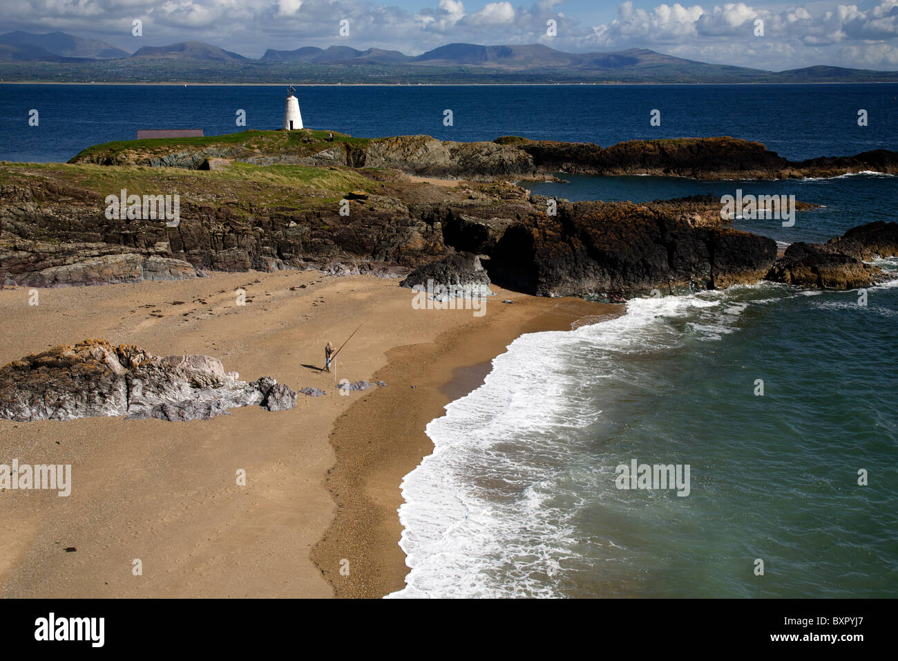 Llanddwyn Island, Anglesey, mit Bergen von Snowdonia im Hintergrund Stockfoto
