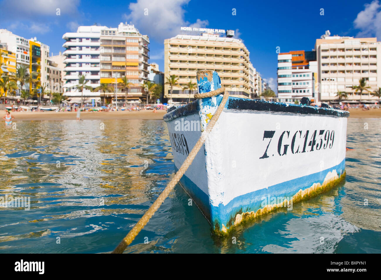 Canteras Strand vom Meer entfernt mit einem traditionellen hölzernen Fischerboot schwimmende im Vordergrund angezeigt. Stockfoto