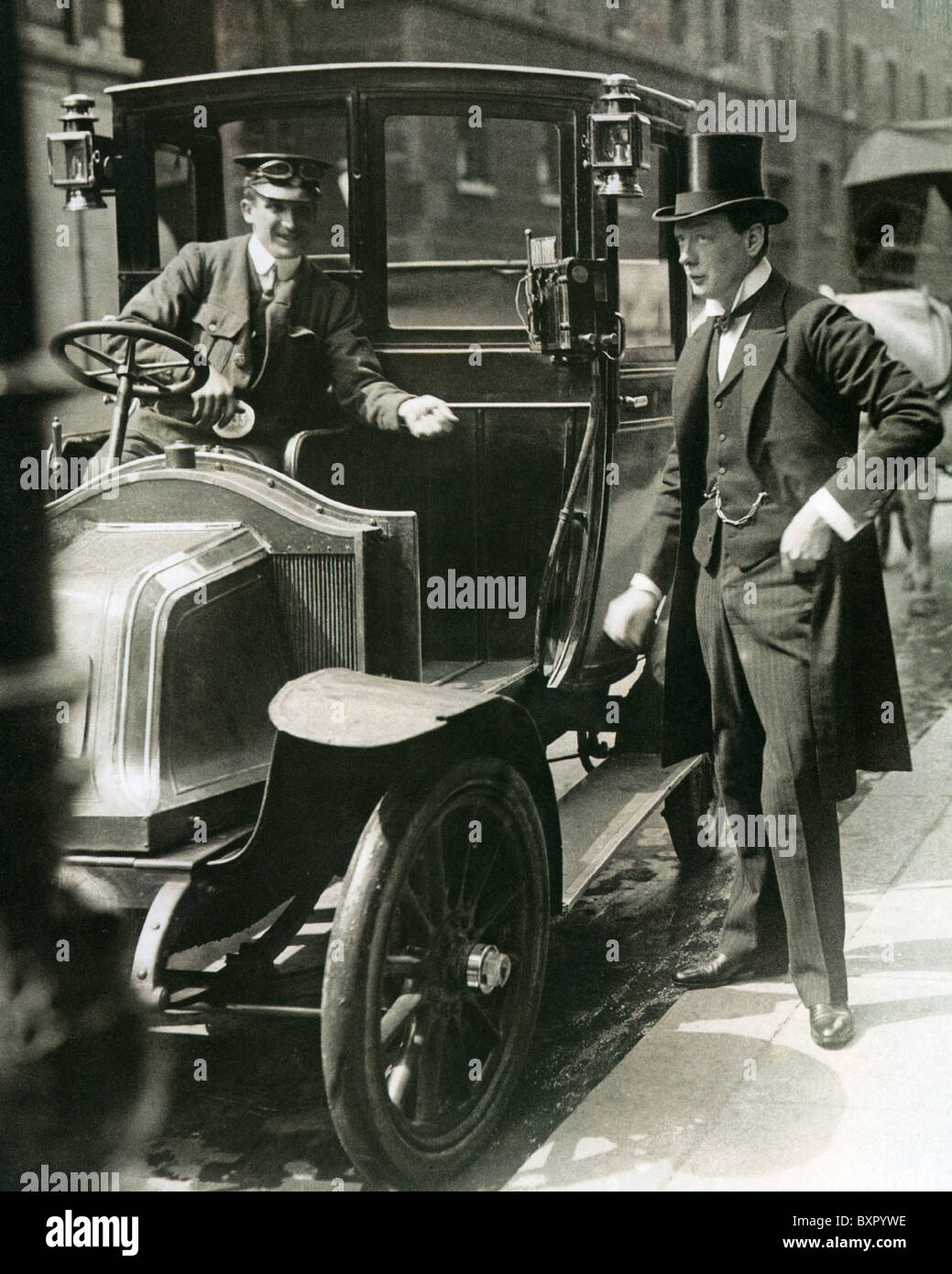 Englischer Staatsmann WINSTON CHURCHILL (1874-1965) zahlt seine Taxifahrt ca. 1906 Stockfoto