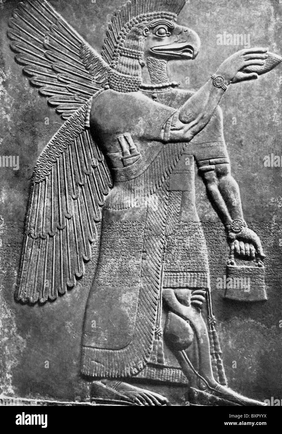 Diese geflügelten unter der Leitung von Adler assyrischen Kreatur war bekannt als ein sind. Das Relief wurde in Nimrud im Irak entdeckt. Stockfoto