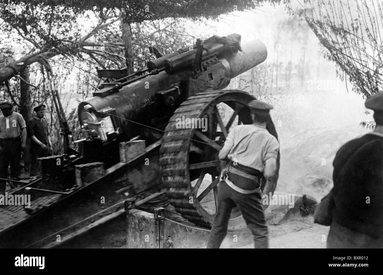 1917 britische Artillerie Soldaten auf der rechten Seite hat das Verbindungsmittel dieser 8-Zoll-Haubitze Feuer gezogen. Siehe Beschreibung unten Stockfoto
