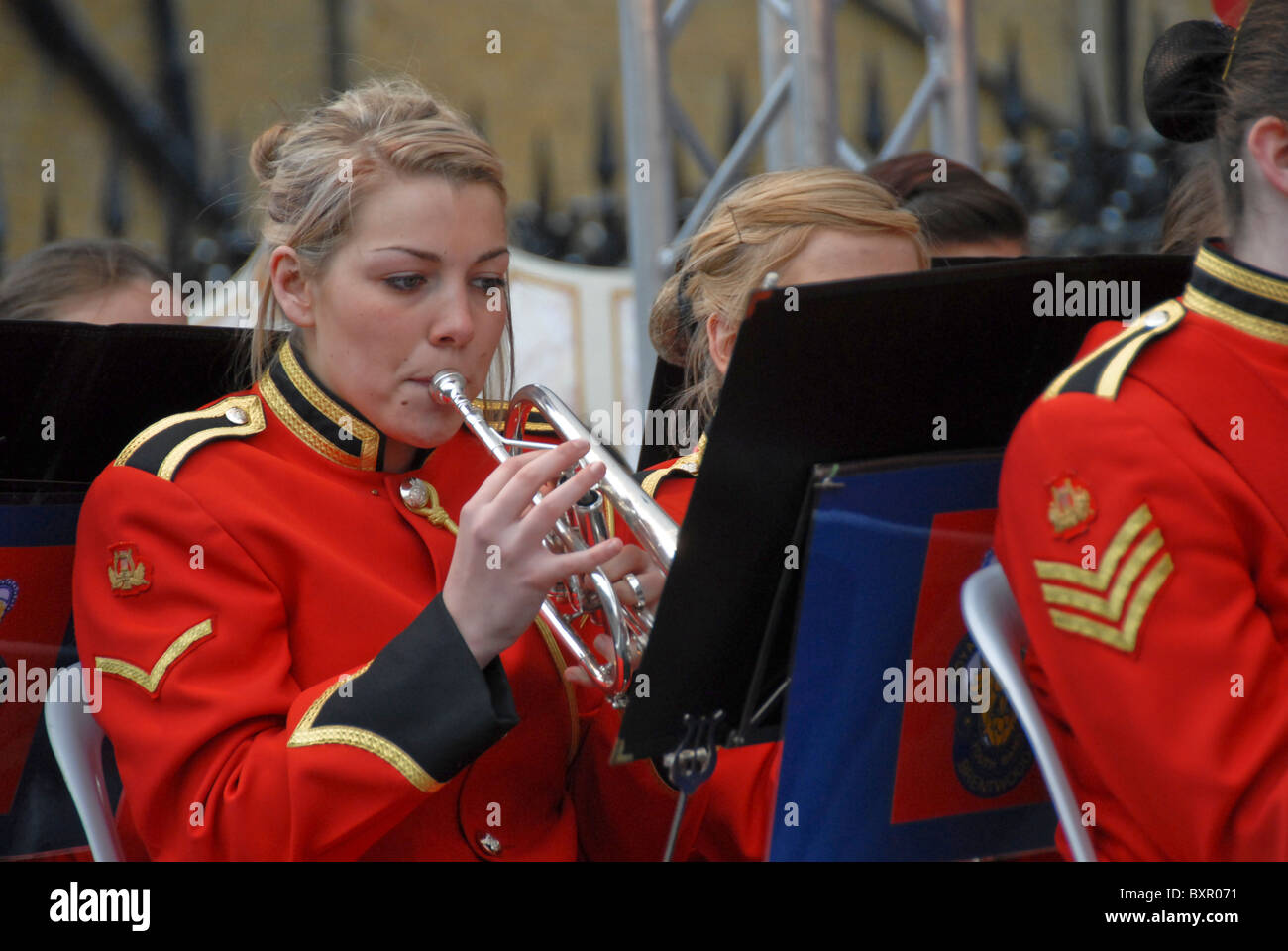 CITY HALL BAND SPIELT MUSIK WÄHREND DER ST JAMES FESTIVAL IN COVENT GARDEN / LONDON Stockfoto