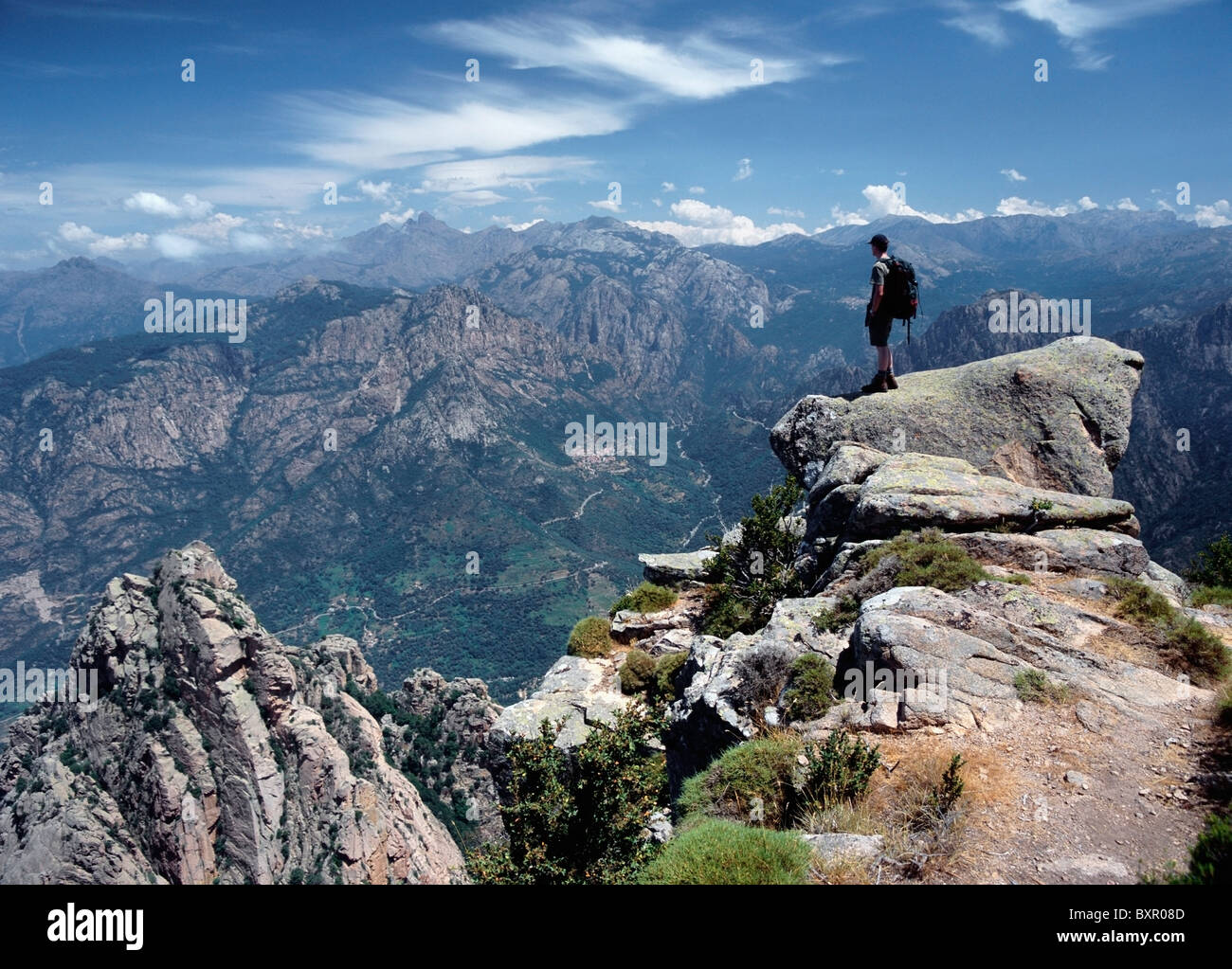 Walker, bewundern Sie die Aussicht von der Spitze des Capo D'orto, Corsica Stockfoto