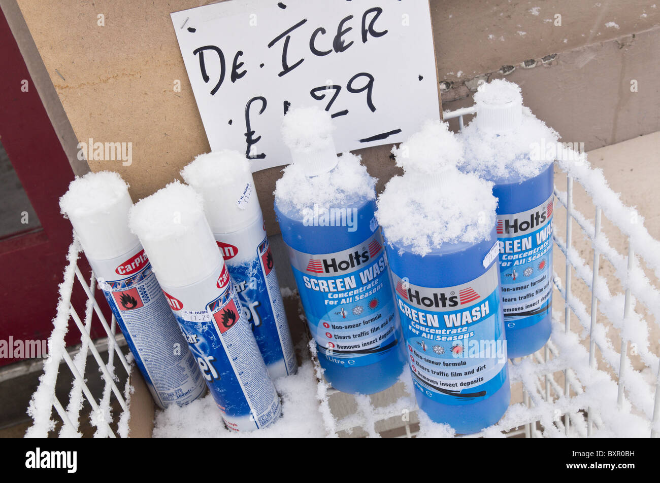 Letzte Bestände von Enteiser und Frostschutzmittel Unterlegscheibe Additiv vor einem Geschäft im Vereinigten Königreich während der Hauch des Todes - Schnee auf Flaschen Stockfoto