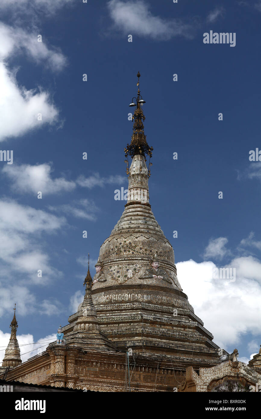 Die Spitze des Aung Chan Tha Zedi Tempels in Kalaw, Nepal. Stockfoto
