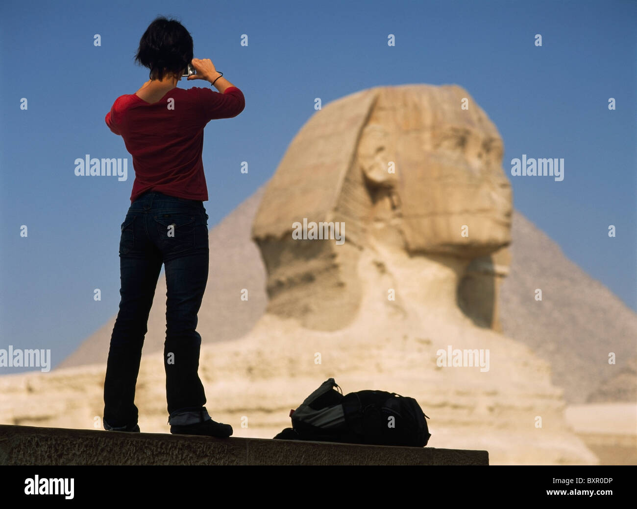 Frau fotografieren, Sphinx und Cheops-Pyramide des Cheops Stockfoto
