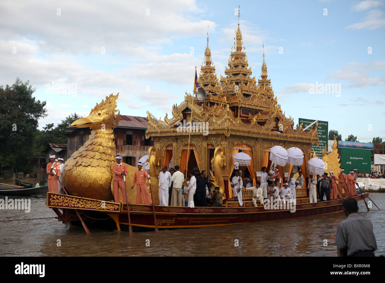 Eine Replik royal Barge konzipiert als Hintha Vogel während des Hpaung Daw U Festivals in Nyaung Shwe in der Nähe von Inle-See, Myanmar. (Burma) Stockfoto